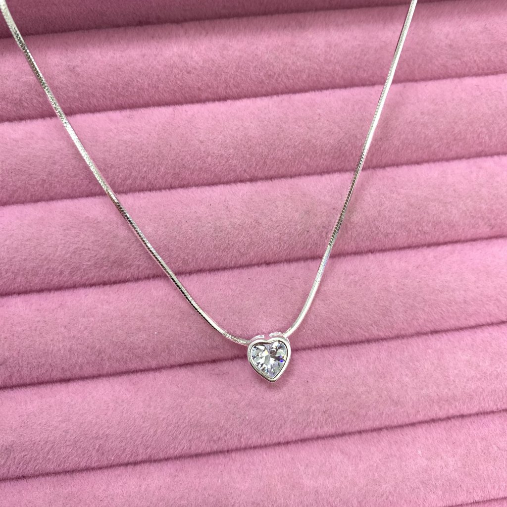 Gargantilha prata folheado fio liso e mini coração ✨