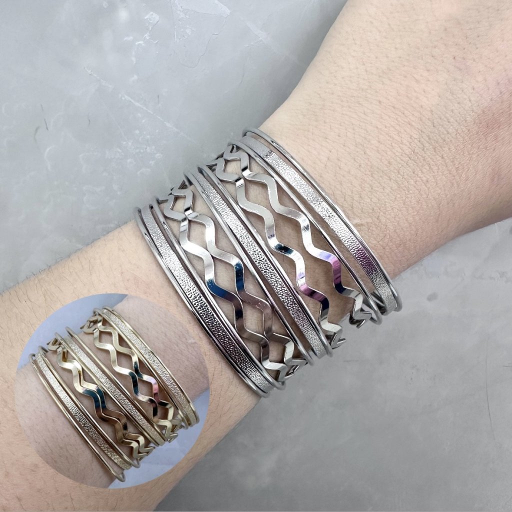 Bracelete bijoux fina modelo com vários bracelete Detalhado ✨