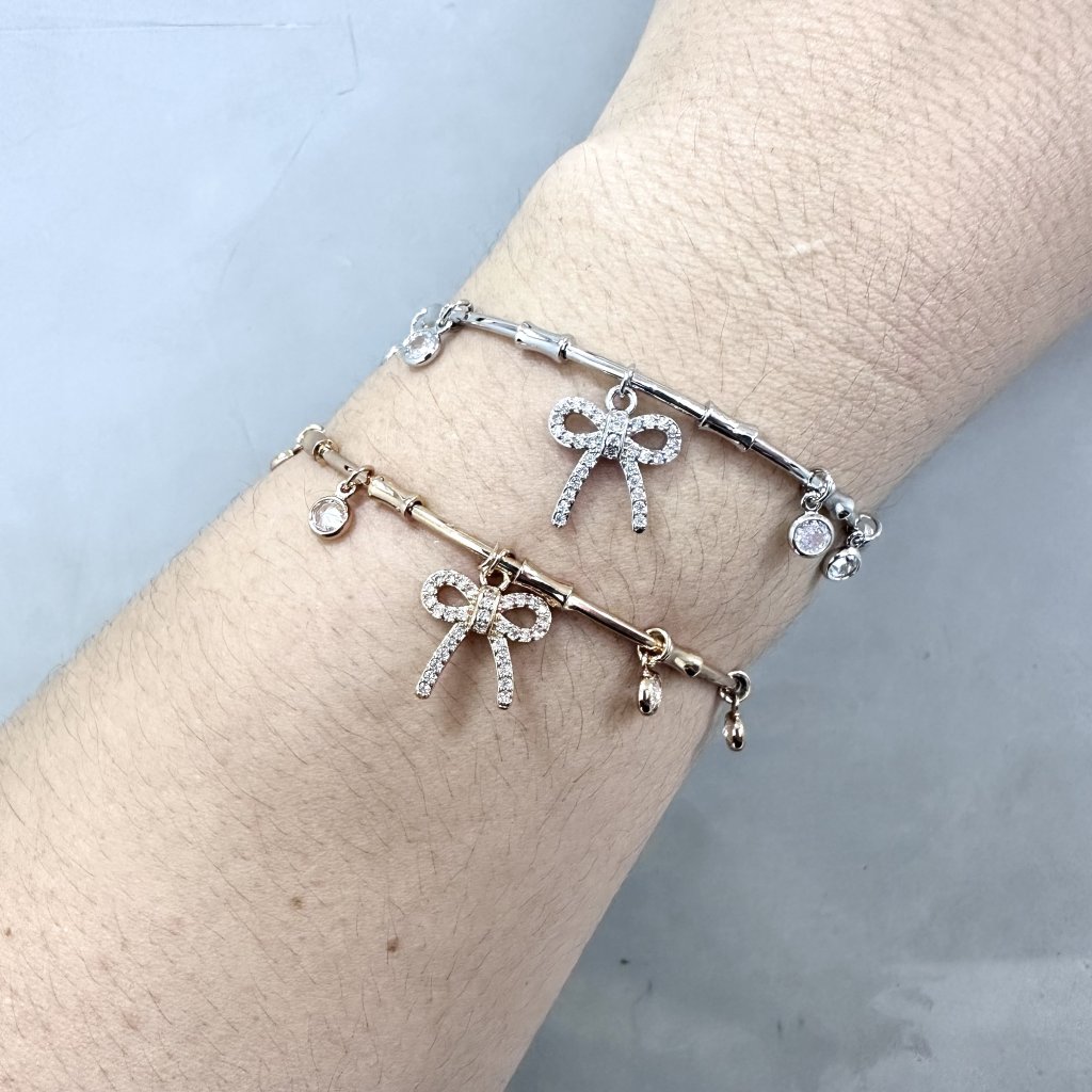 Bracelete bijoux fina modelo fino pingente lacinho cravejado ✨