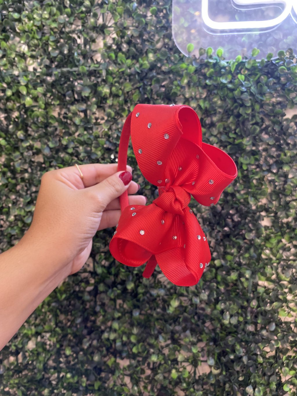 Tiara vermelha com strass