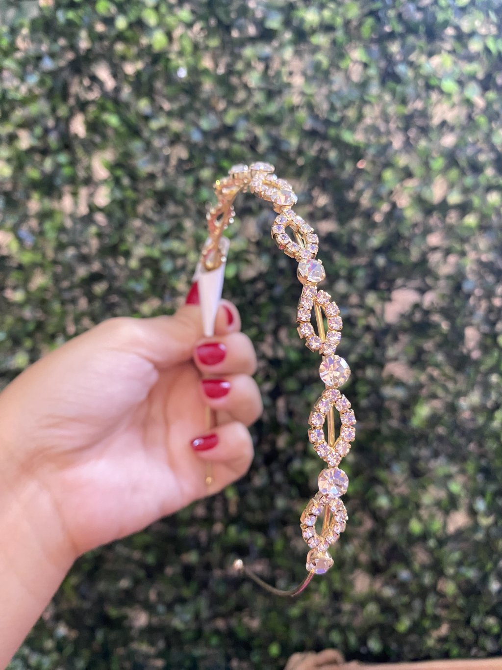 Tiara com pedraria dourada e prata