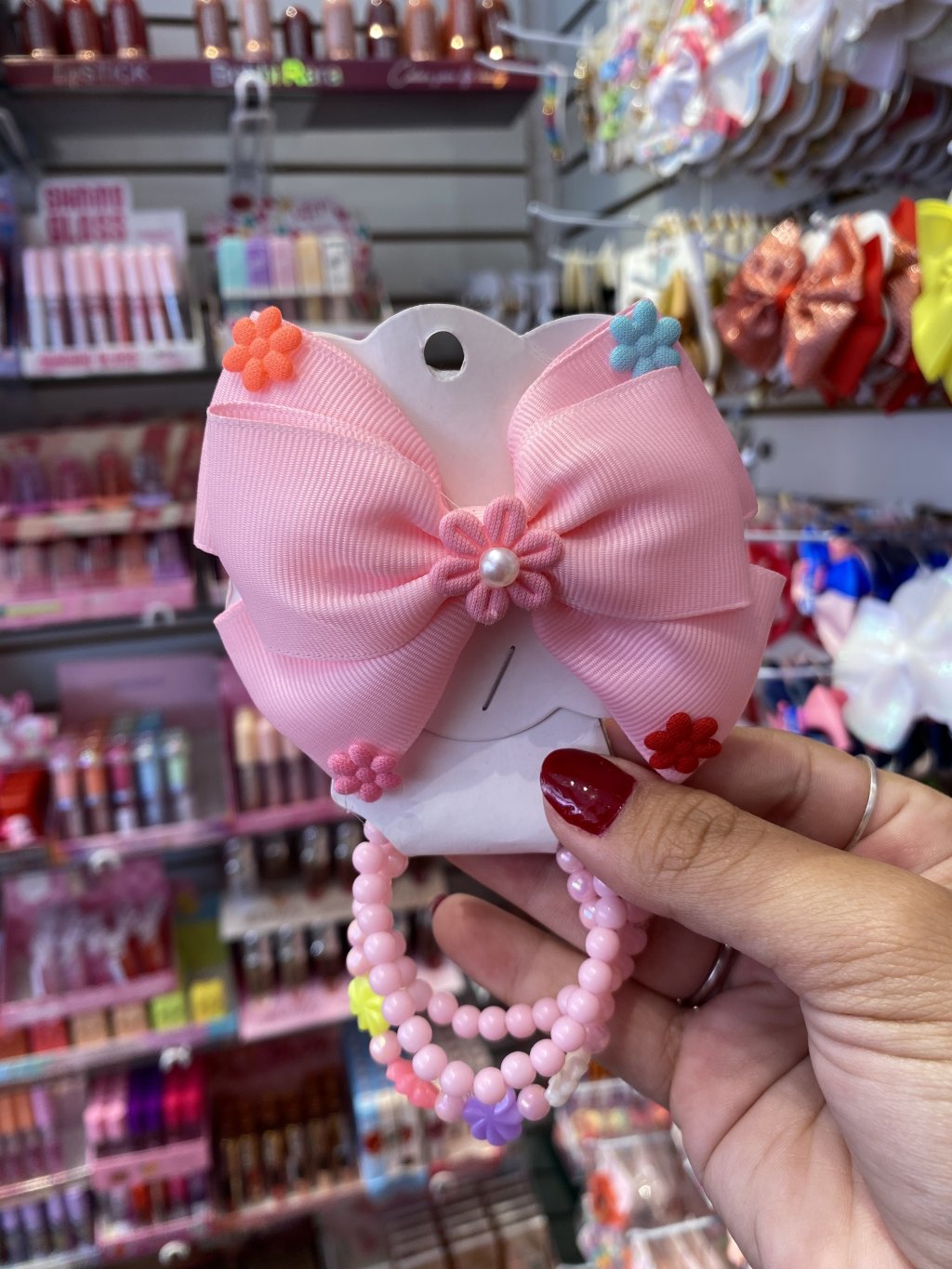 Laço com pulseiras rosa 