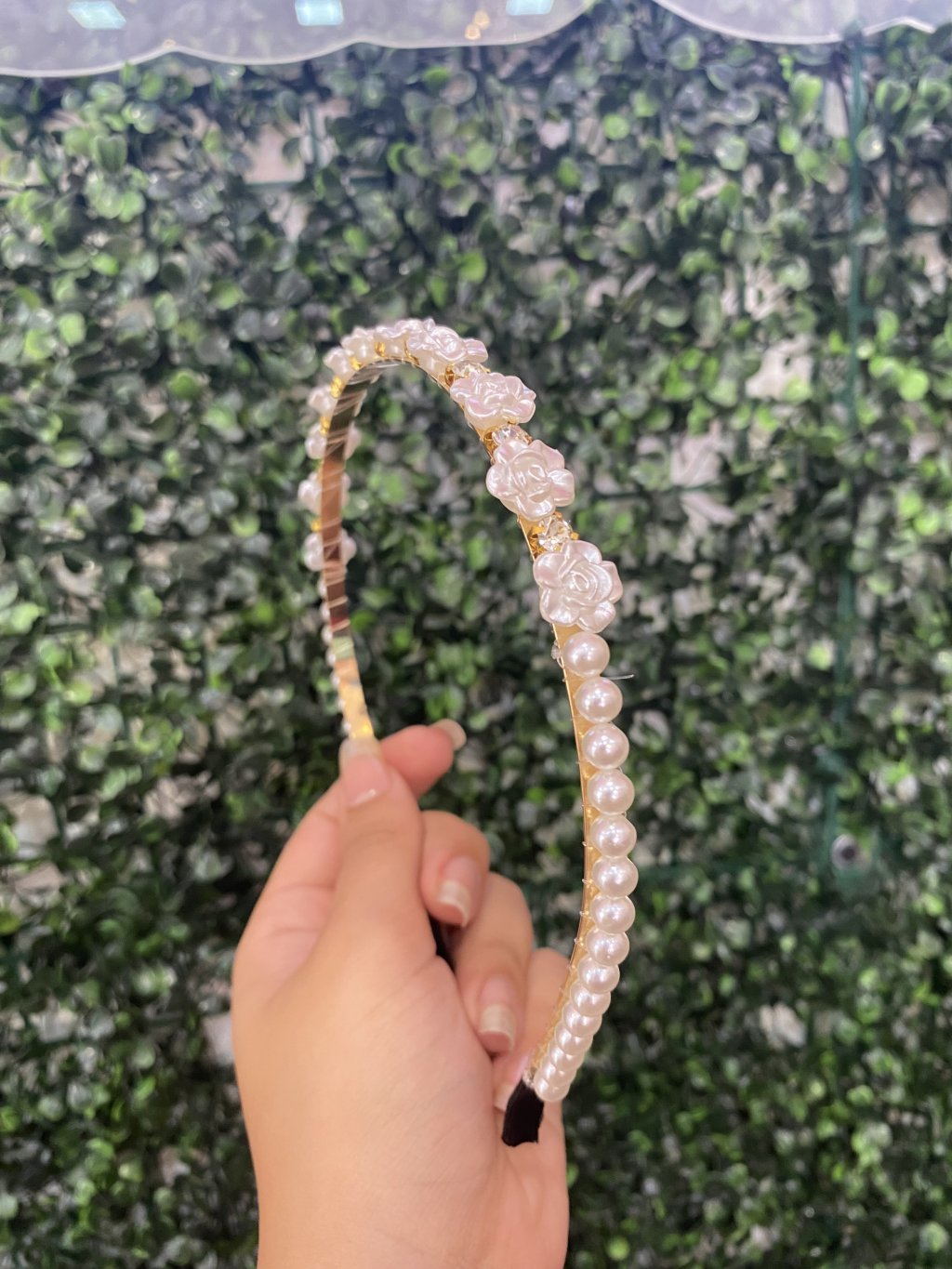 Tiara com pedras em formato de rosas e perolas 