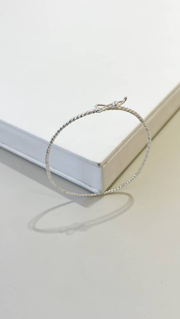 Bracelete Torcido com Fecho 