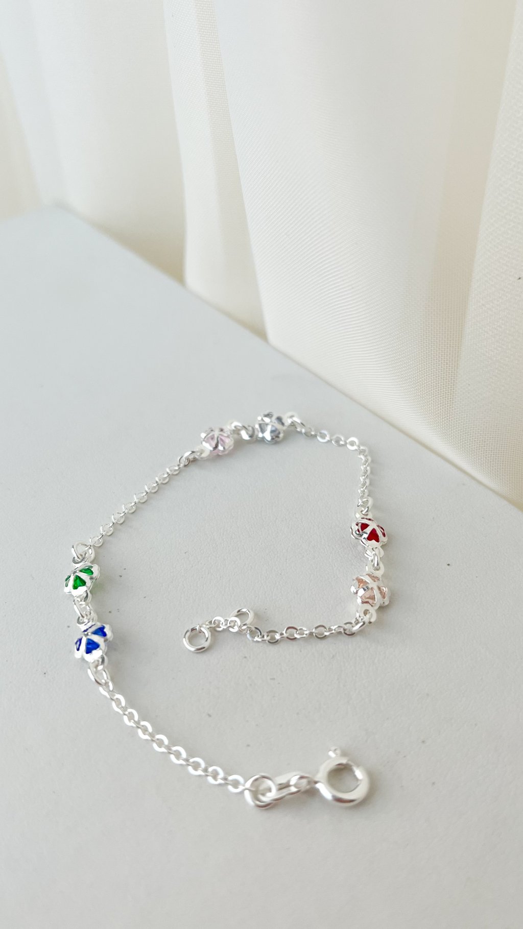 pulseira mini trevos coloridos
