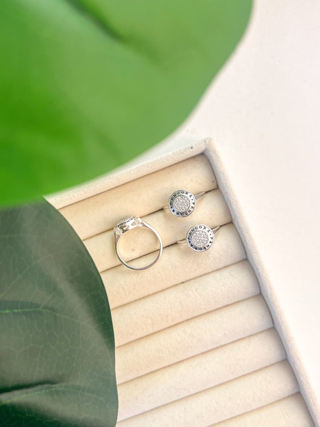 anel pandora cravejado cristal