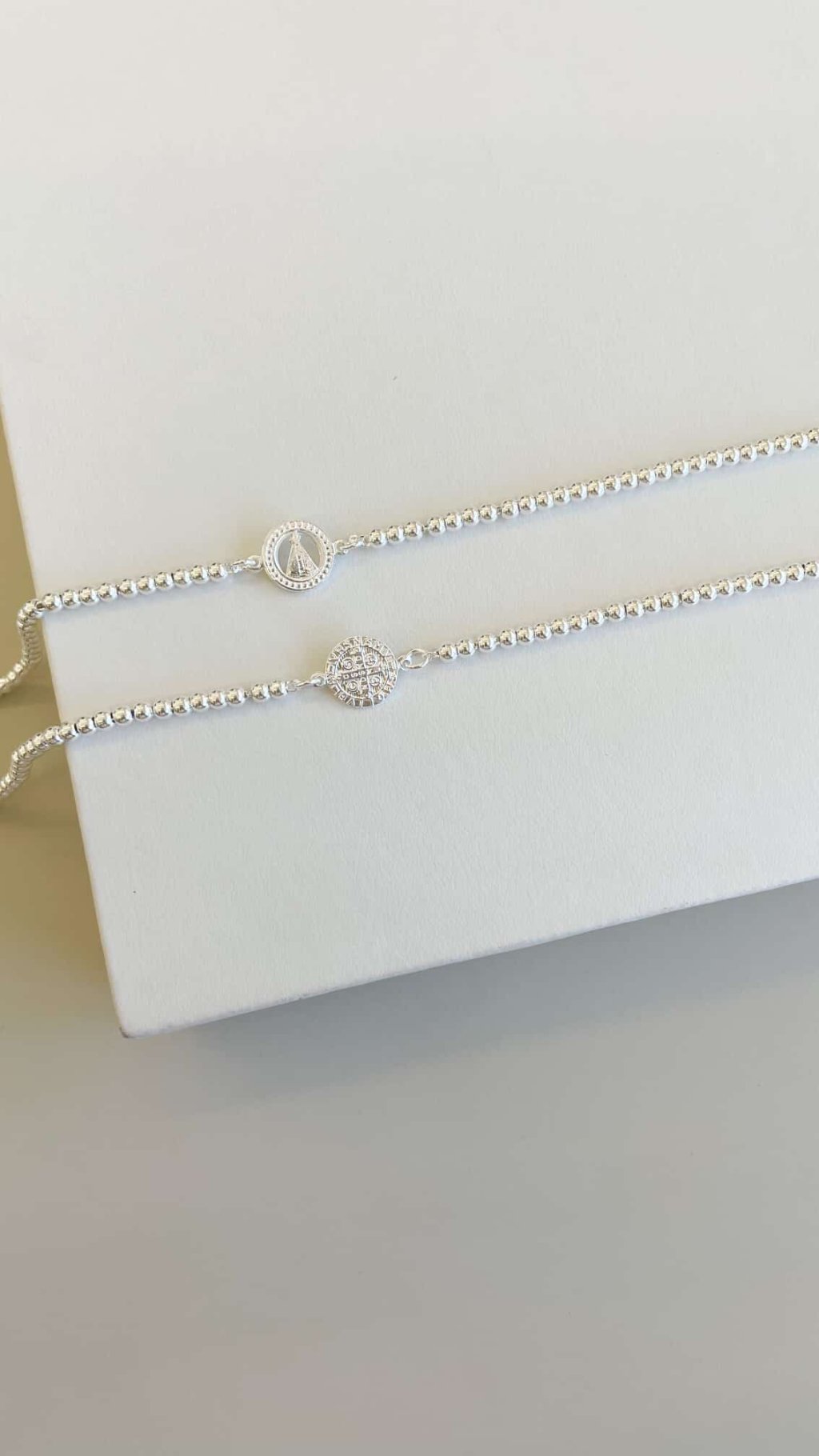 pulseiras em bolinhas com santo