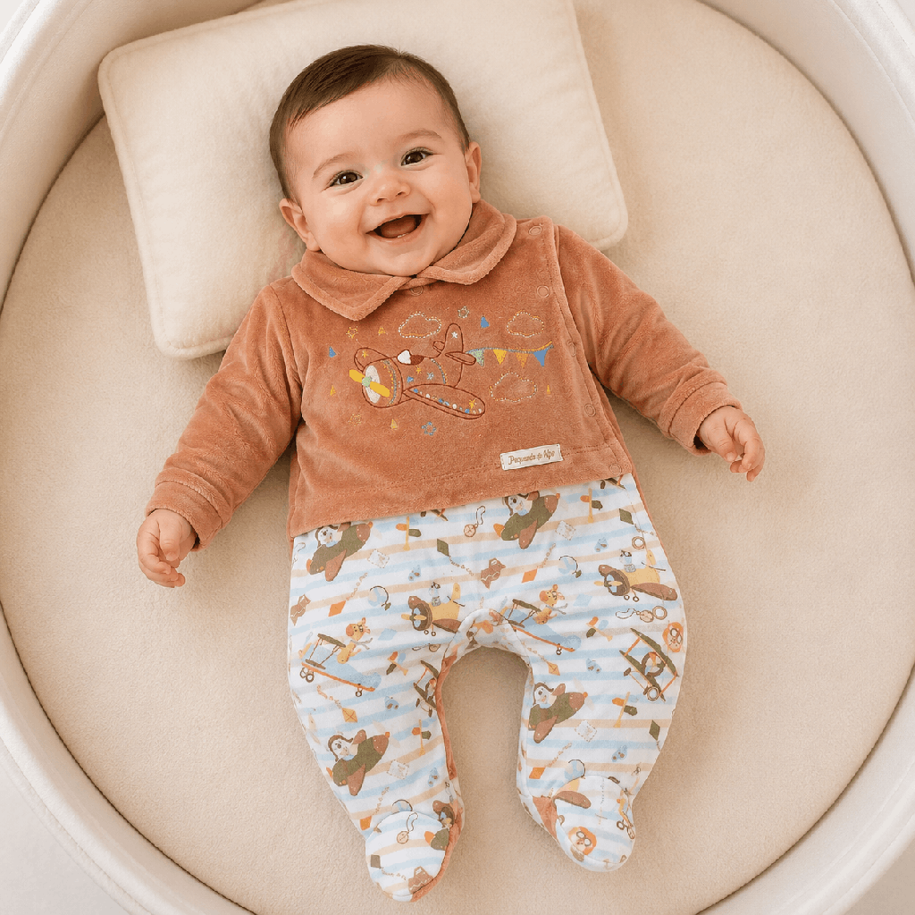 Macacão Bebê Presente de Anjo Plush Bordado Aviador Marrom Cód: 633