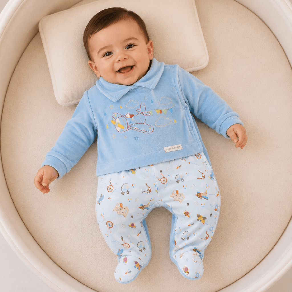 Macacão Bebê Presente de Anjo Plush Bordado Aviador Azul Cód: 633