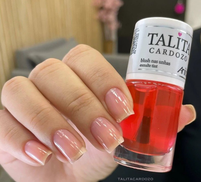 anita blush nas unhas