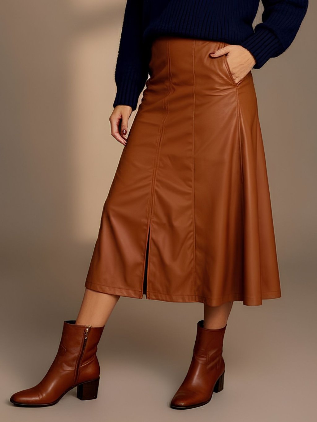 Saia Midi em Couro Ecologico com Costuras