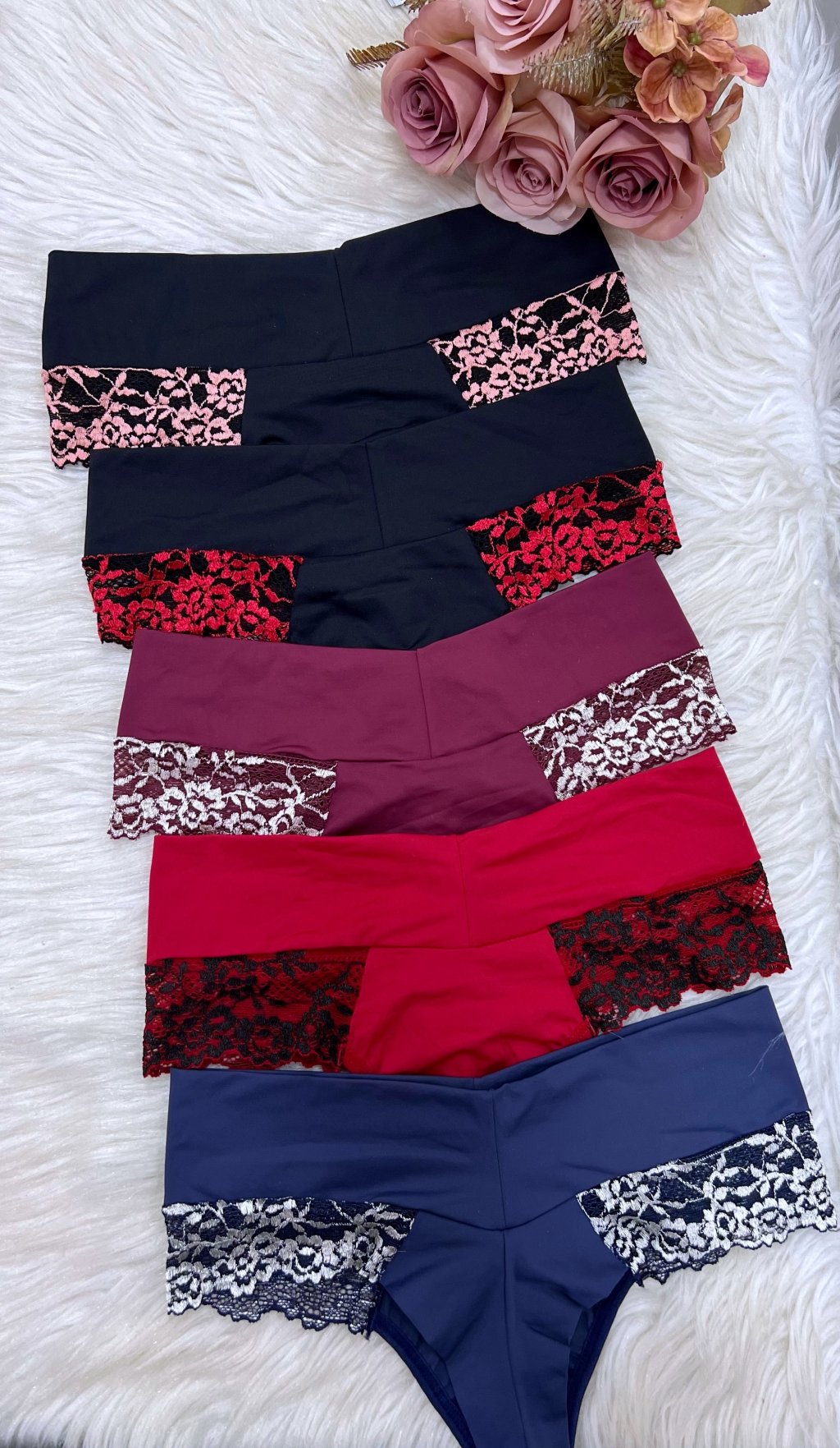 Calcinhas rendadas na lateral 