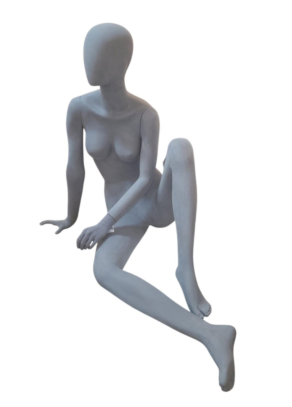 MANEQUIM FEMININO SELENA SENTADA CINZA