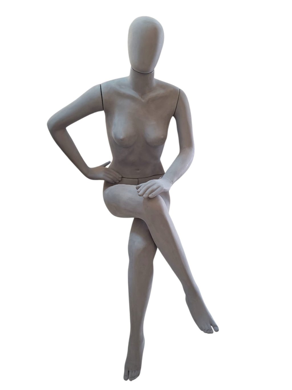 MANEQUIM FEMININO VELUDO SENTADA CINZA