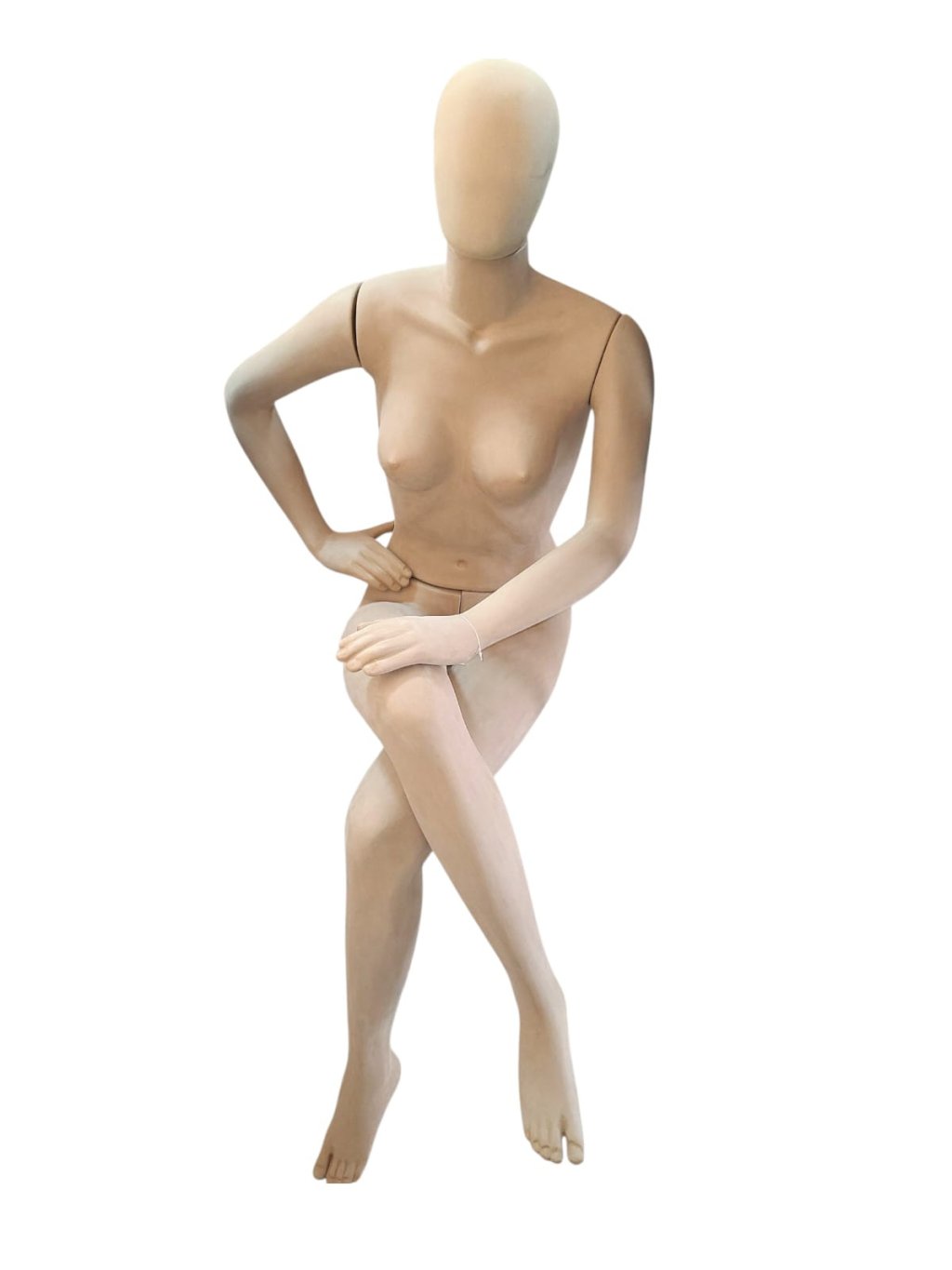MANEQUIM FEMININO VELUDO SENTADA BEGE 