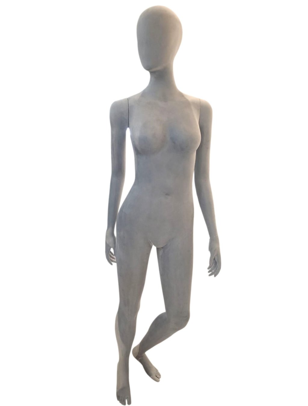 MANEQUIM FEMININO POSE PERNA PARA TRÁS CINZA 