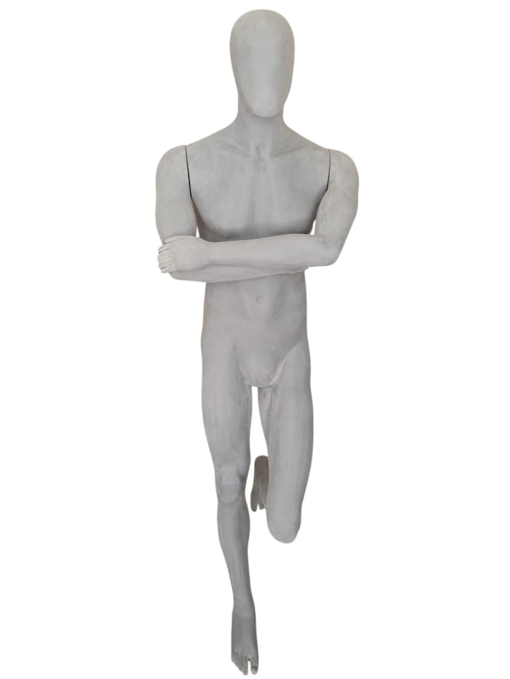 MANEQUIM MASCULINO BRAÇO CRUZADO CINZA