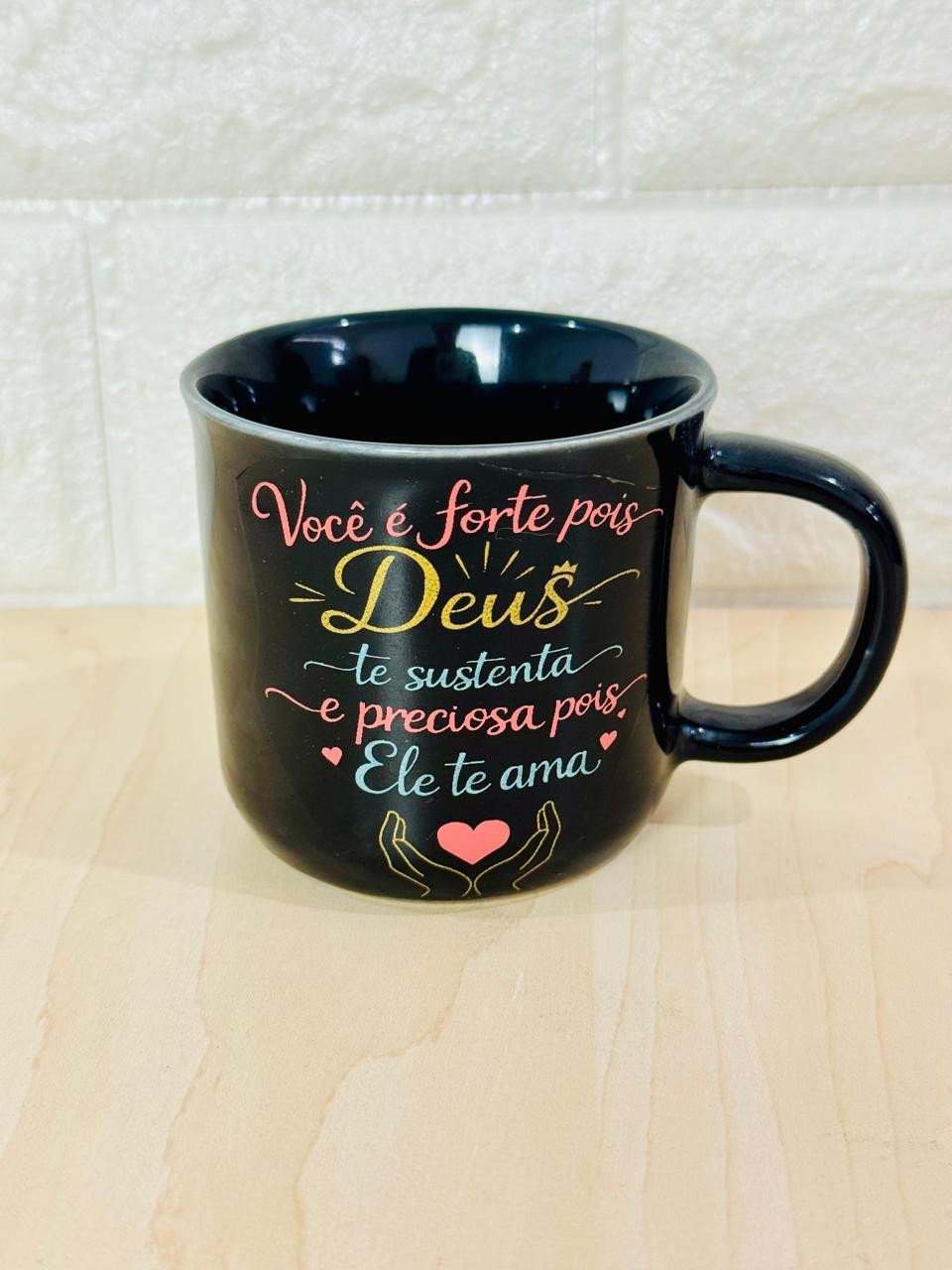 Caneca Ágatha Preta Mão de Deus