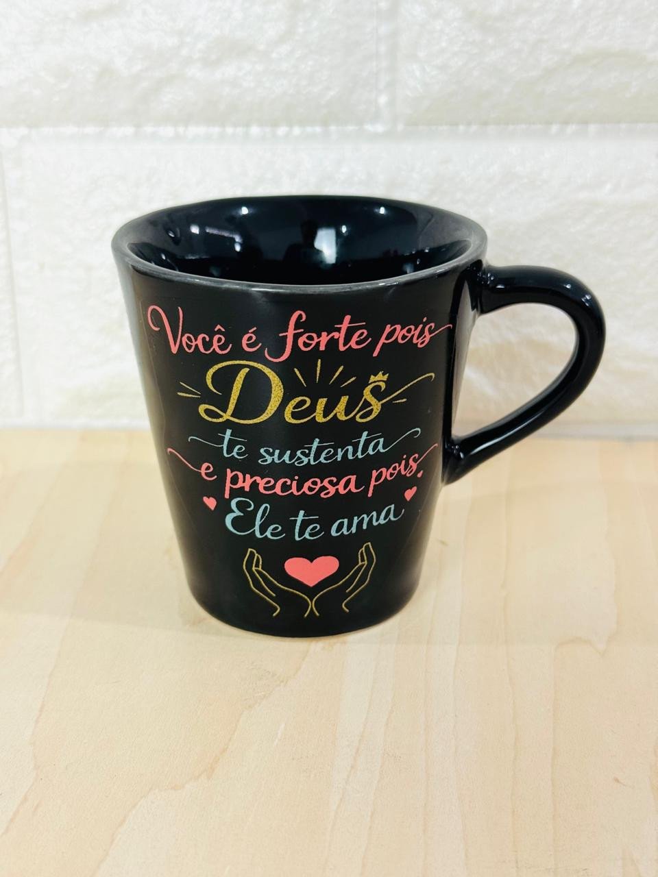Xícara Preta Mão de Deus