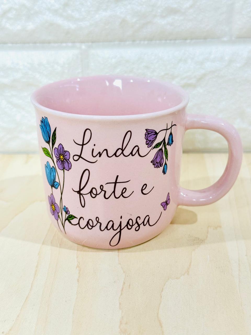Caneca Ágatha Rosa Linda, Forte e Corajosa