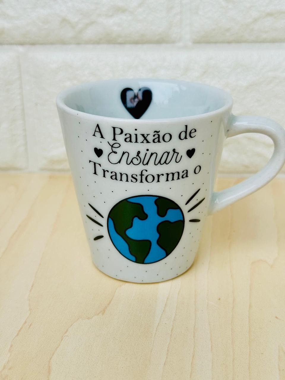 Xícara Branca A Paixão de Ensinar Transforma o Mundo