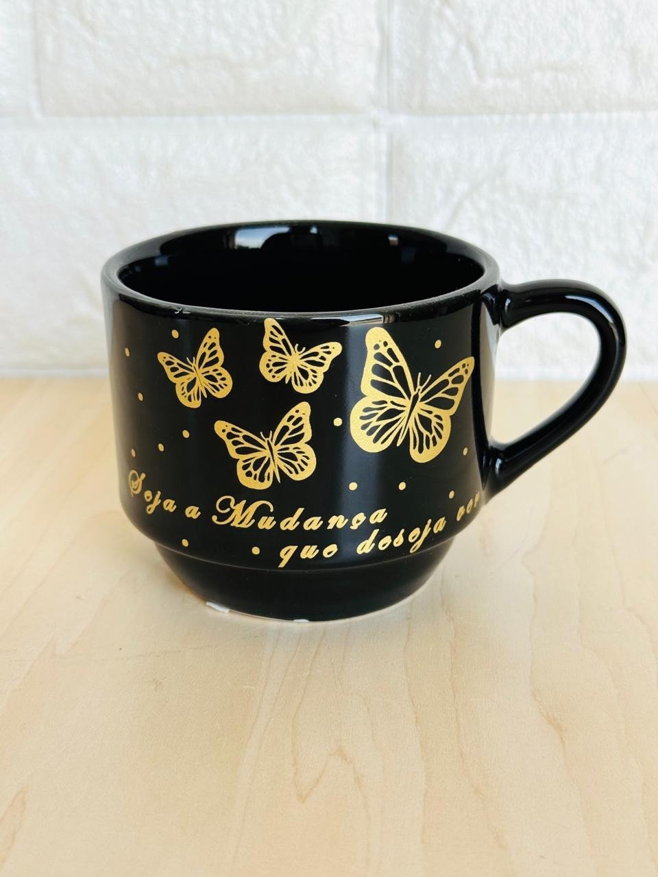 Caneca Empilhável Preta Borboletas Douradas