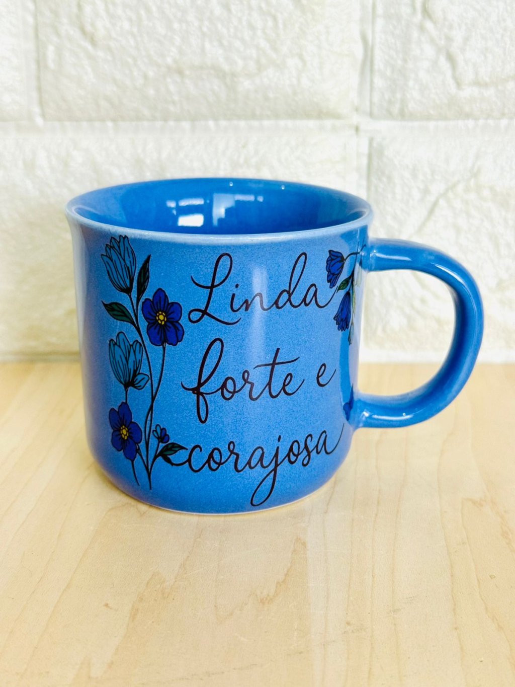 Caneca Ágatha Azul Claro Linda, Forte e Corajosa