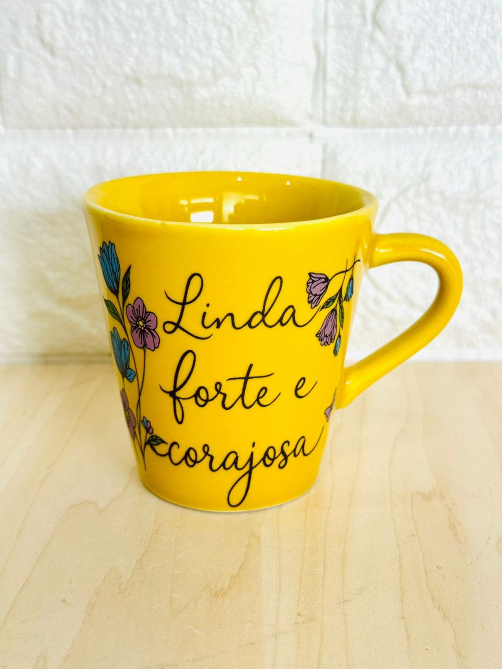 Xícara Amarela Linda, Forte e Corajosa