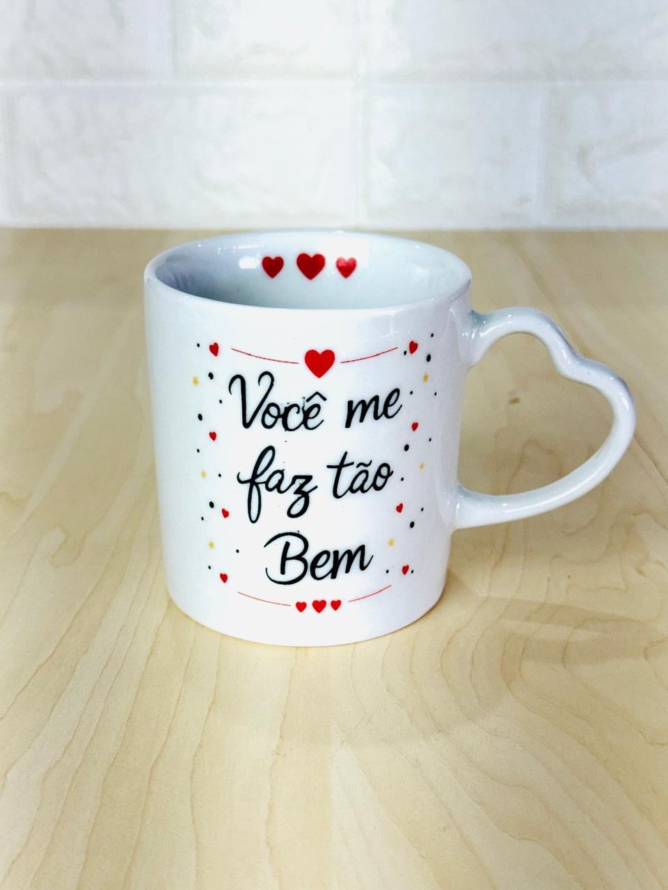Caneca Alça Coração Branca Você Me Faz Tão Bem