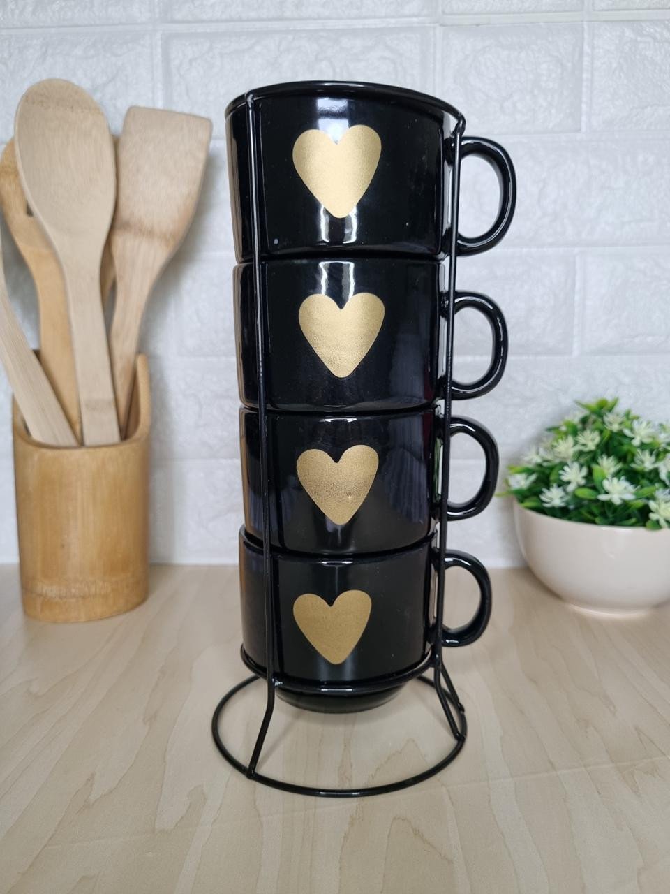 Caneca Empilhável Preta Coração Dourado Suporte em Metal com 4 