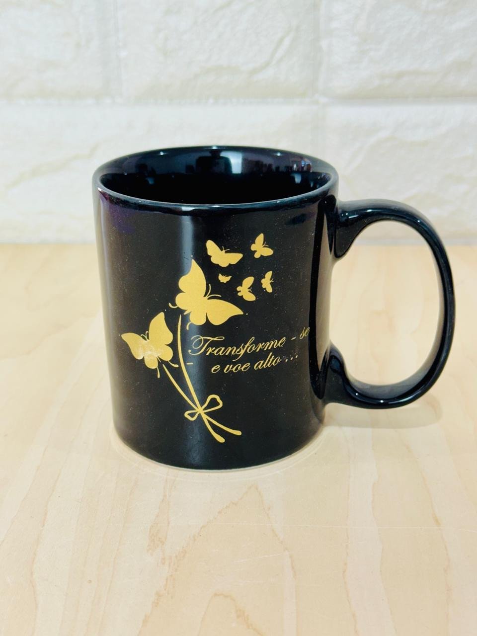 Caneca Aurora Preta Borboletas Douradas