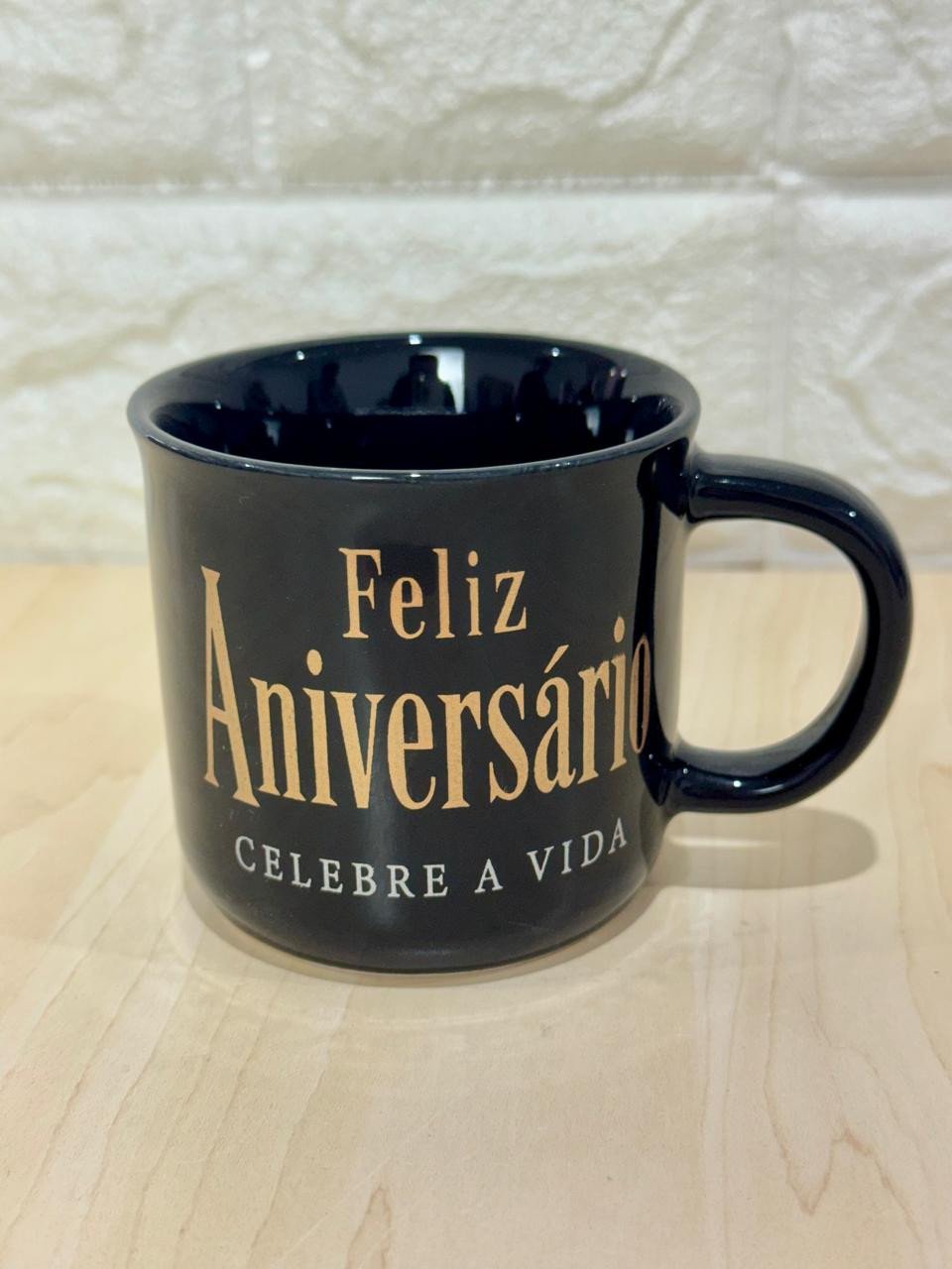 Caneca Ágatha Preta Feliz Aniversário Celebre