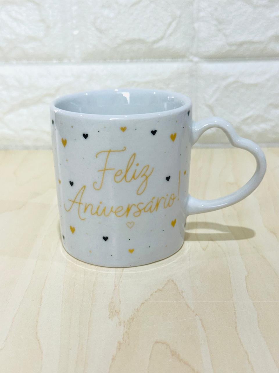 Caneca Alça Coração Branca Feliz Aniversário Corações