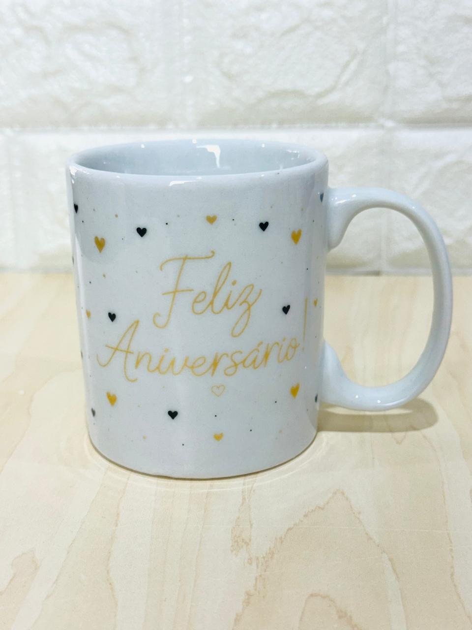 Caneca Aurora Branca Feliz Aniversário Corações