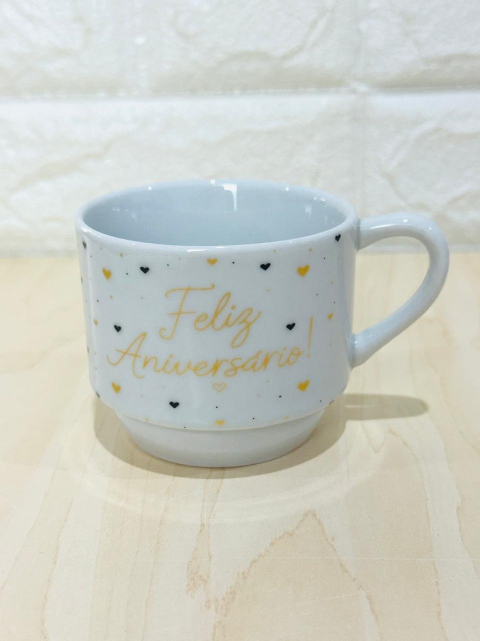 Caneca Empilhável Branca Feliz Aniversário Corações