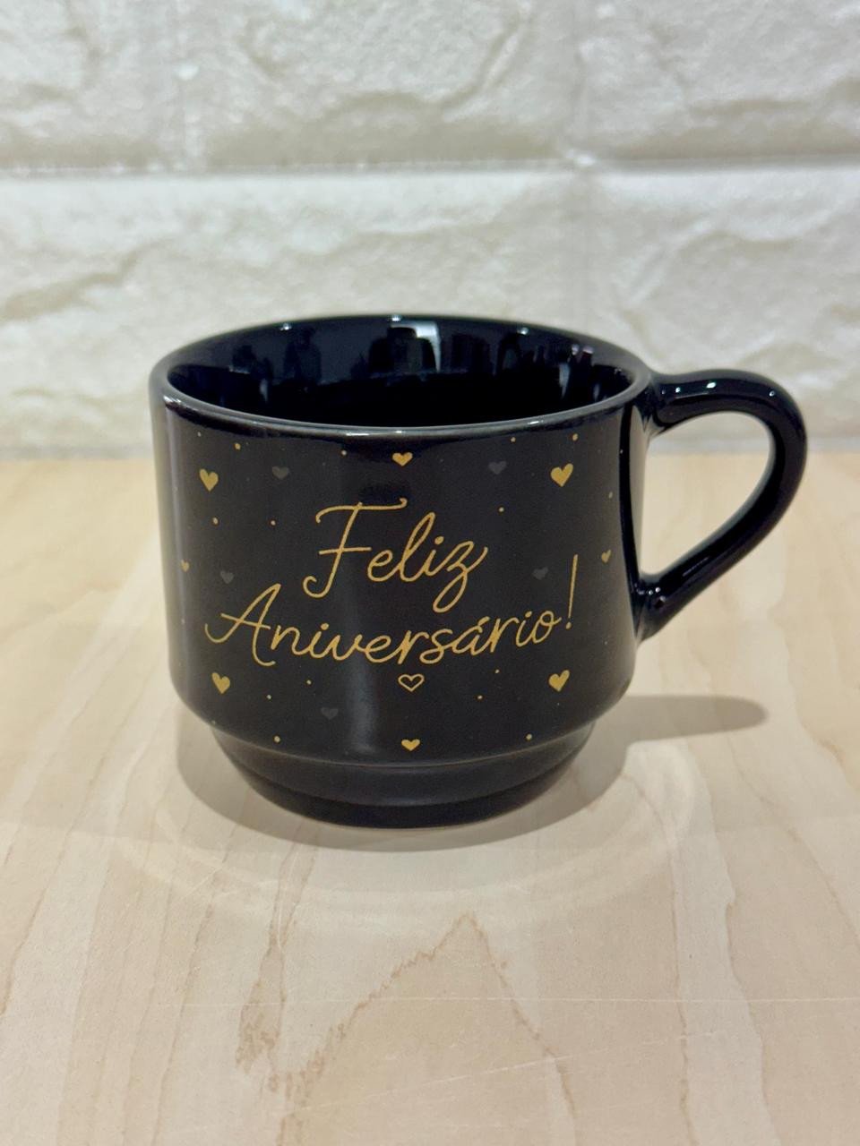 Caneca Empilhável Preta Feliz Aniversário Corações