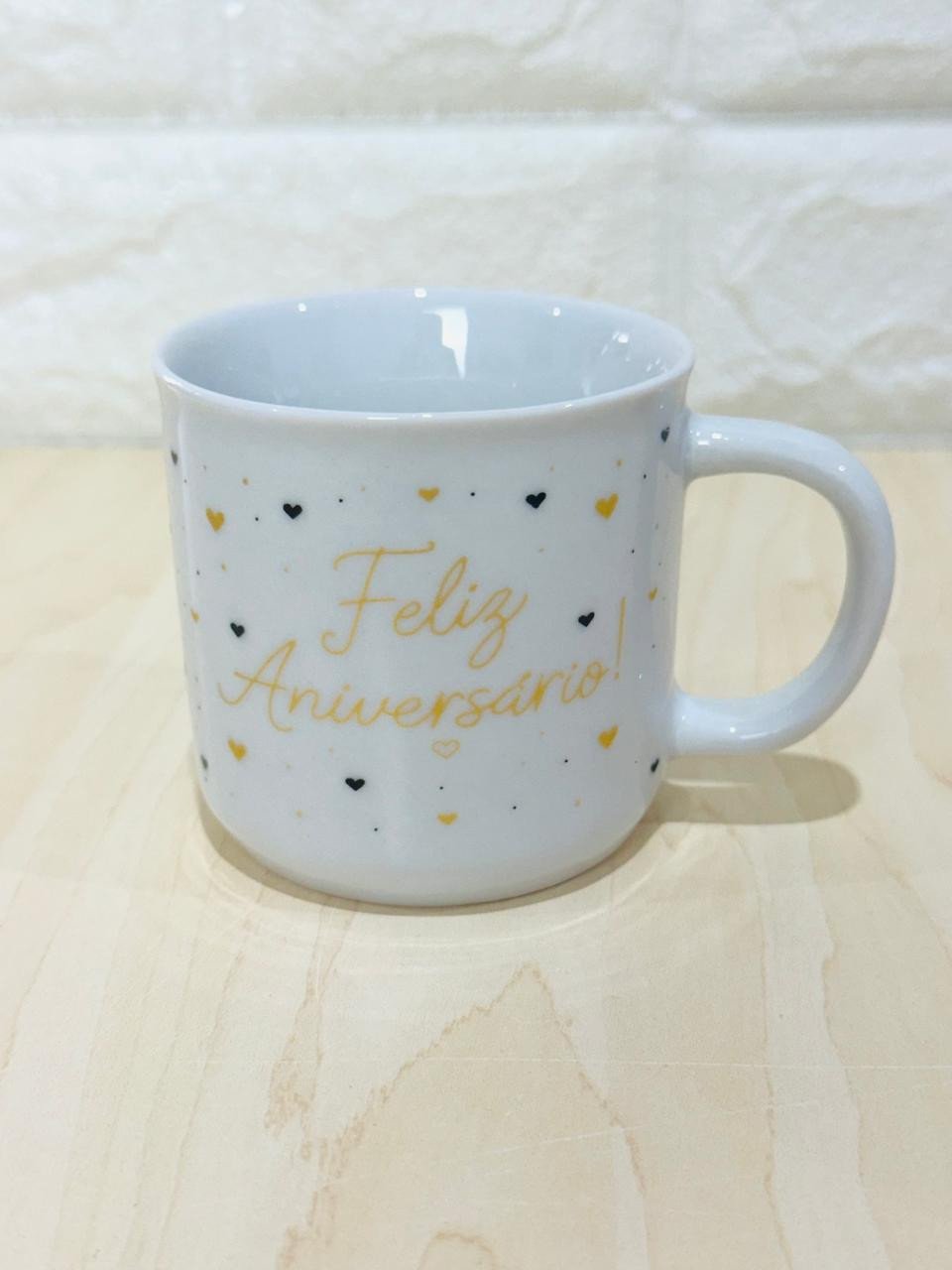 Caneca Ágatha Branca Feliz Aniversário Corações