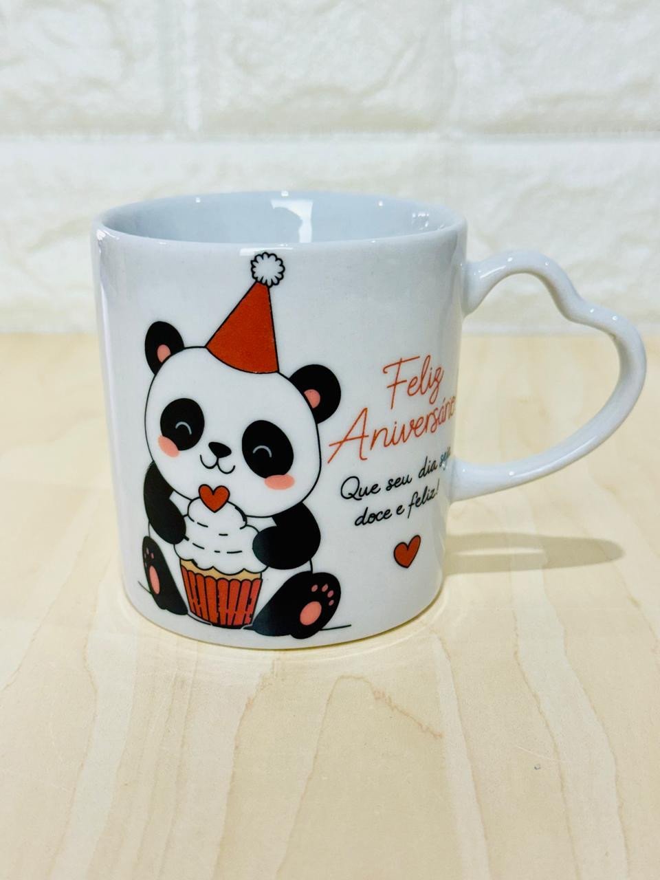 Caneca Alça Coração Branca Feliz Aniversário Panda