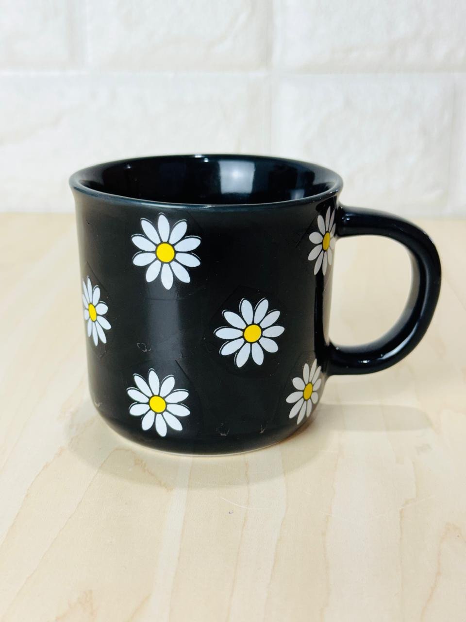 Caneca Ágatha Preta Só Margaridas Branca
