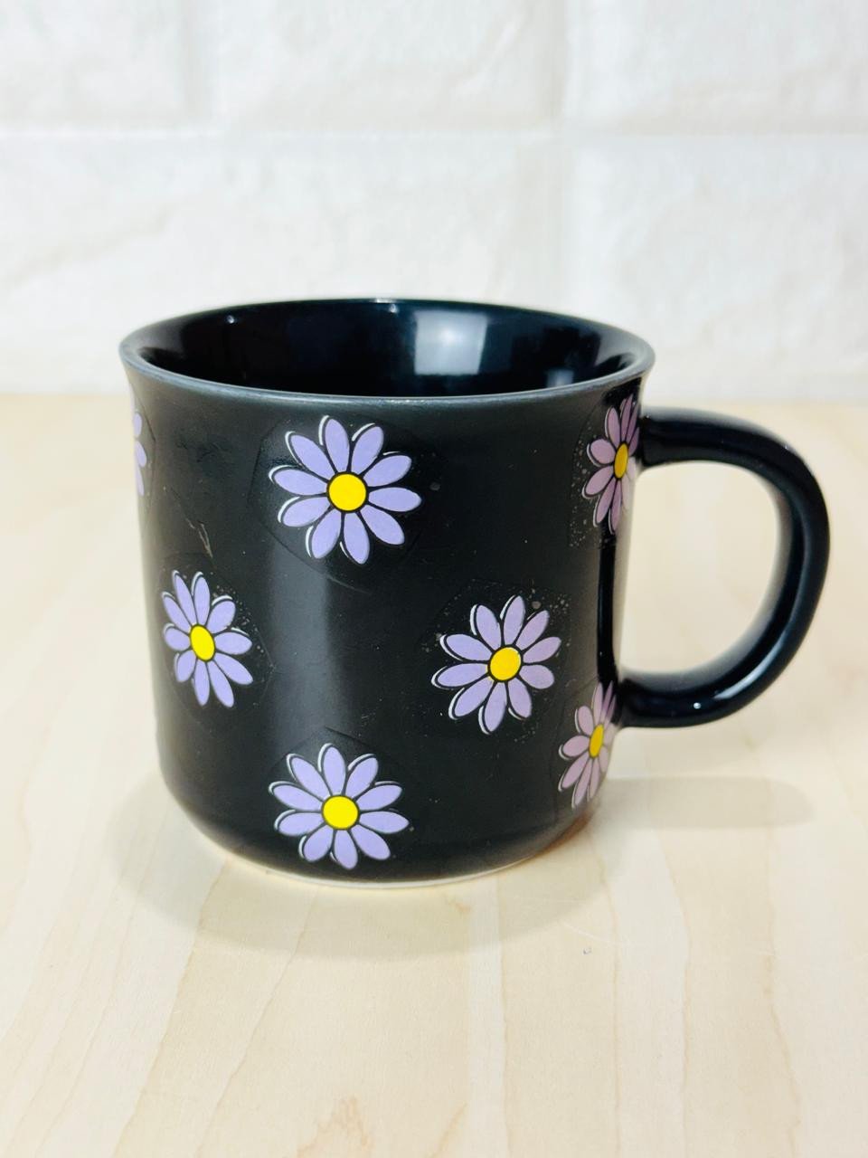 Caneca Ágatha Preta Só Margaridas Lilás