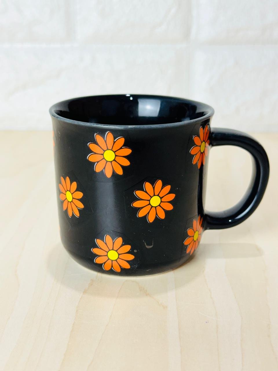Caneca Ágatha Preta Só Margaridas Laranja