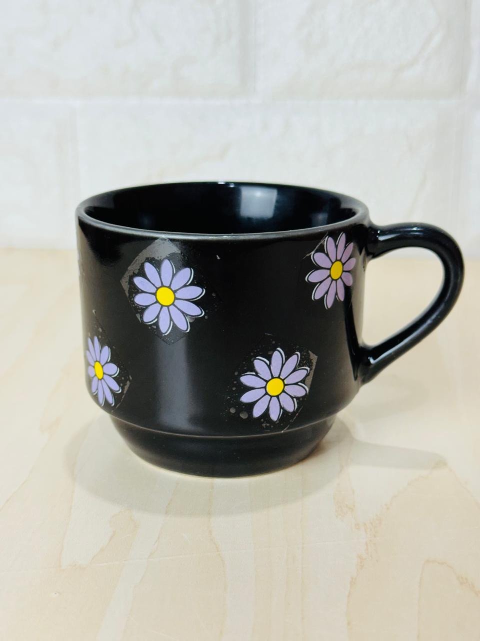 Caneca Empilhável Preta Só Margaridas Lilás