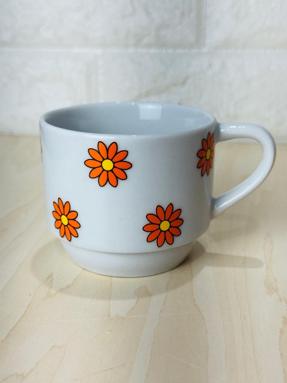 Caneca Empilhável Branca Só Margaridas Laranja