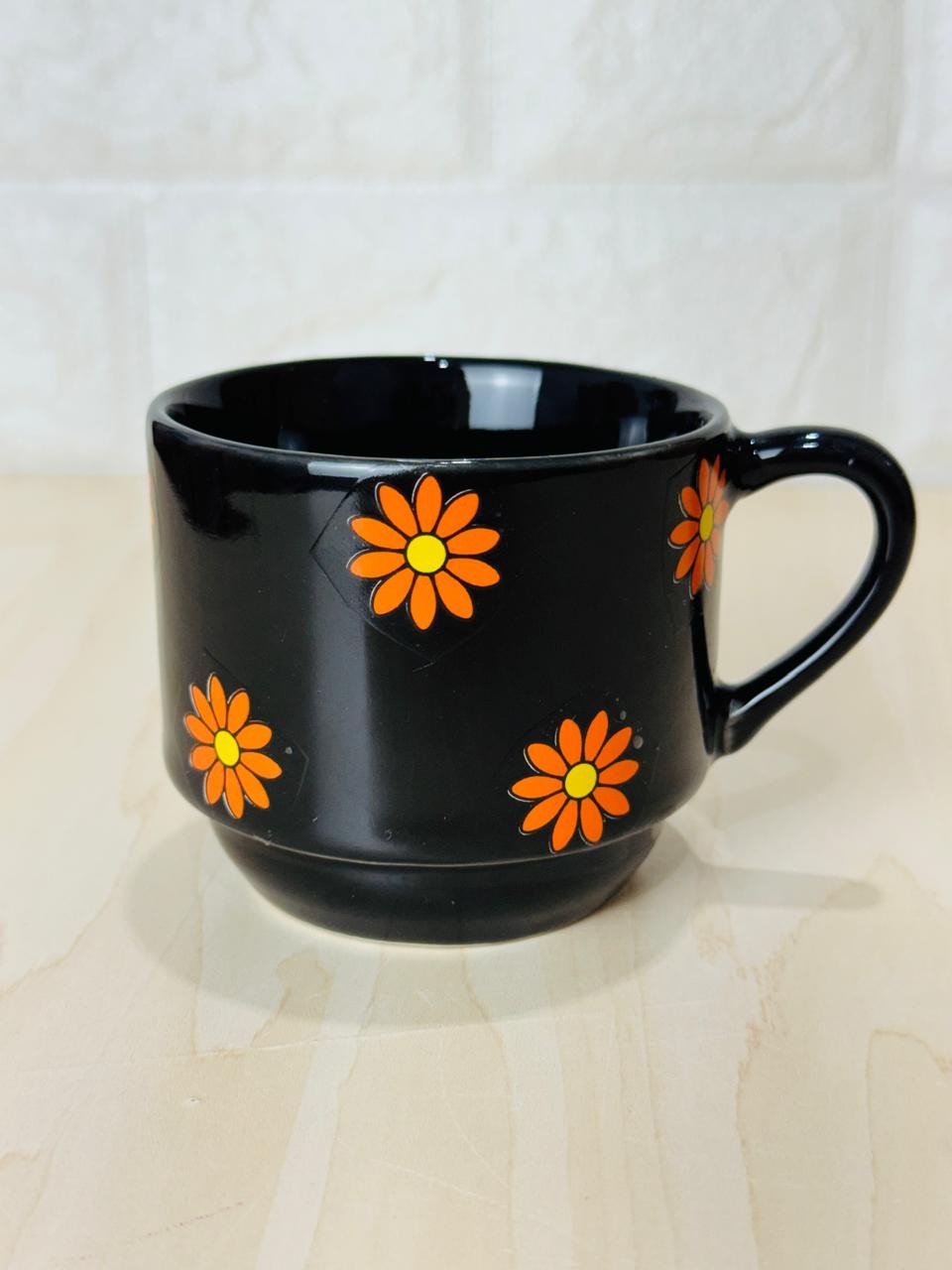 Caneca Empilhável Preta Só Margaridas Laranja