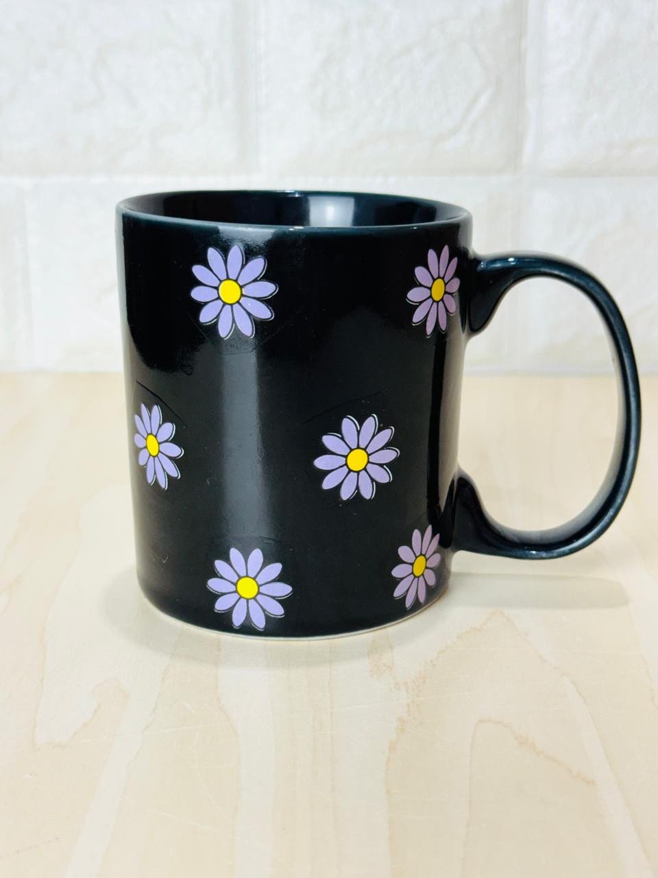 Caneca Aurora Preta Só Margaridas Lilás