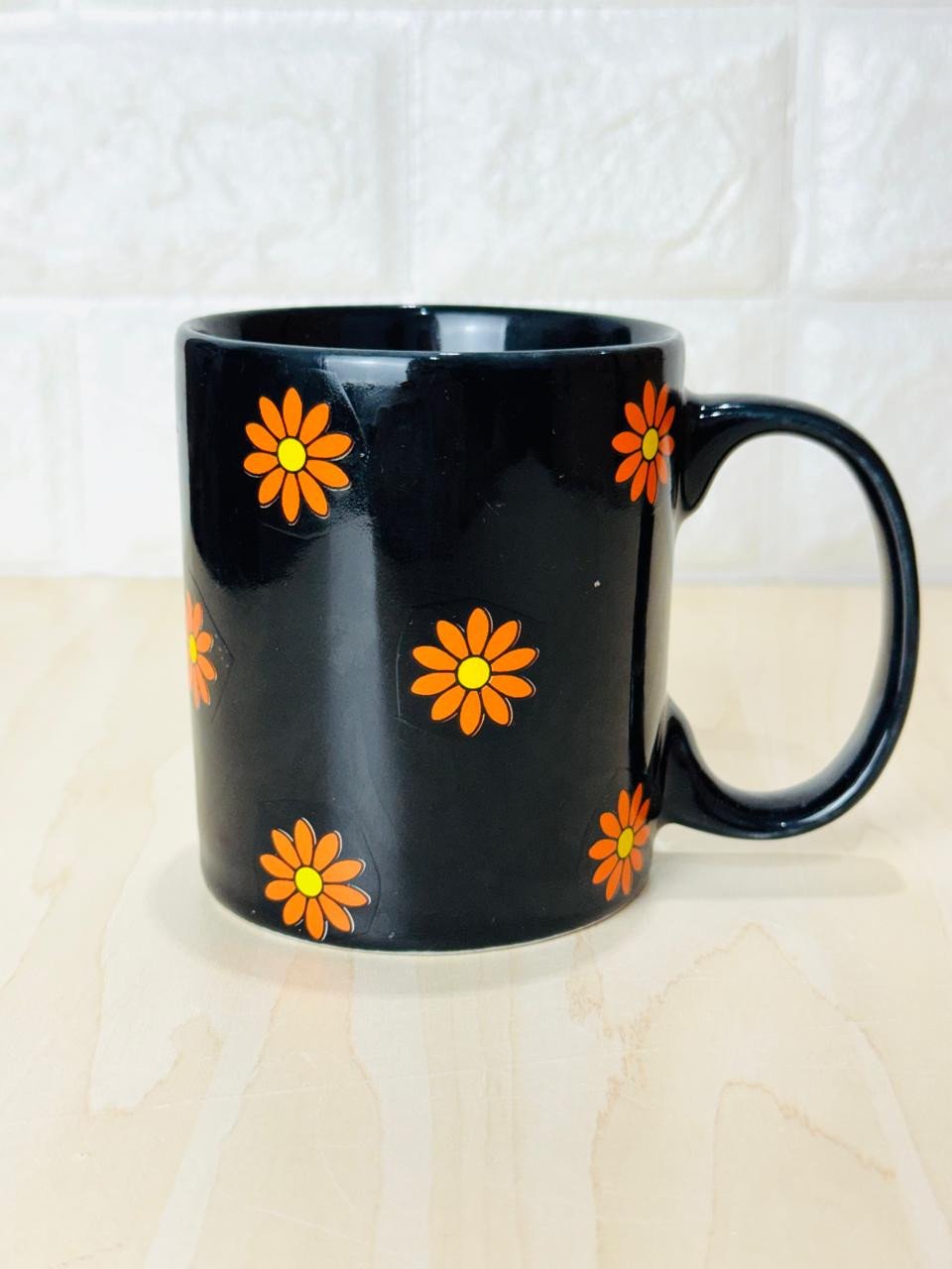 Caneca Aurora Preta Só Margaridas Laranja