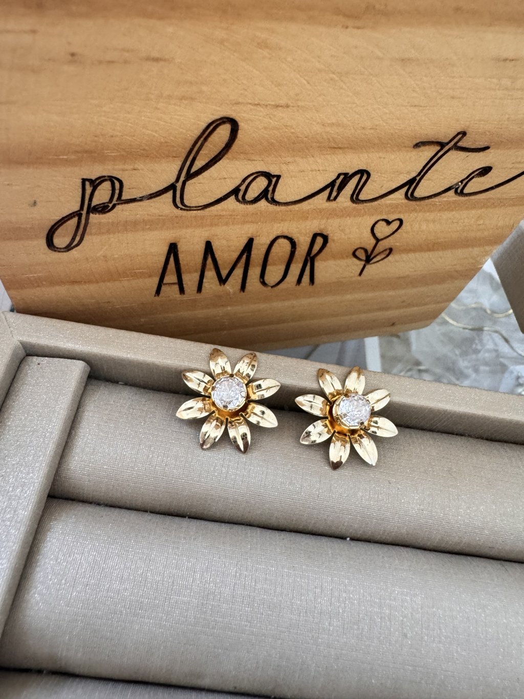 BR00284 - BRINCO FLOR COM PONTO DE LUZ DOURADO