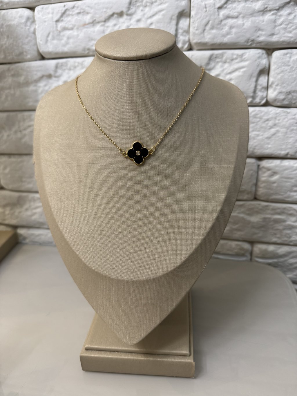 CL00307 - Colar Flor Preta Leitosa 