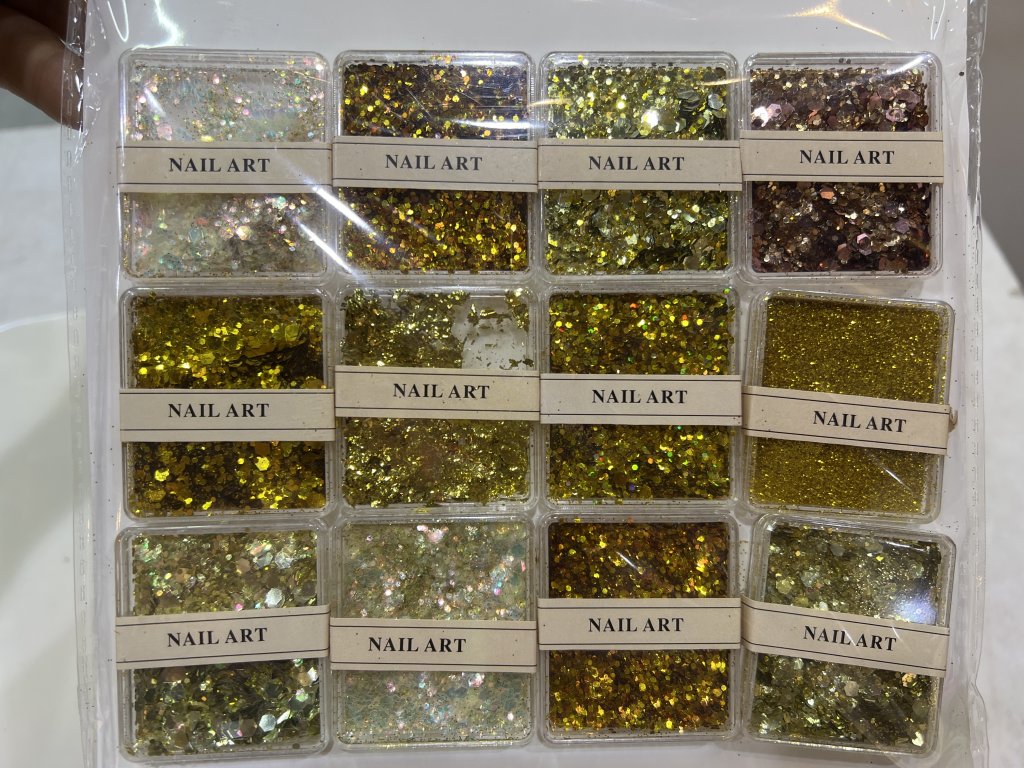 KIT COM 12 ENFEITE PARA UNHA (DOURADO)
