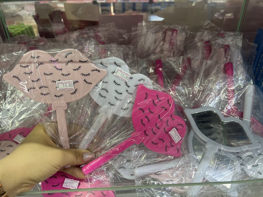 ESPELHO FORMATO BOCA COM ESTAMPAS DE CÍLIOS 